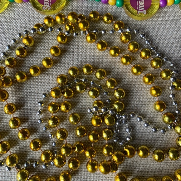 Mardi Gras Showboat New Orleans Party Beads Light up plus… - Picture 4 of 6